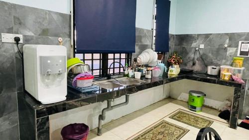 eine Küche mit Spüle und Arbeitsplatte in der Unterkunft Homestay setiu in Setiu