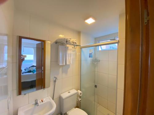 ジョアンペソアにあるJoao Pessoa Cabo Branco - Flat Vista Mar- 418- Green Sunset com piscina frente marのトイレ、洗面台、鏡のあるバスルーム