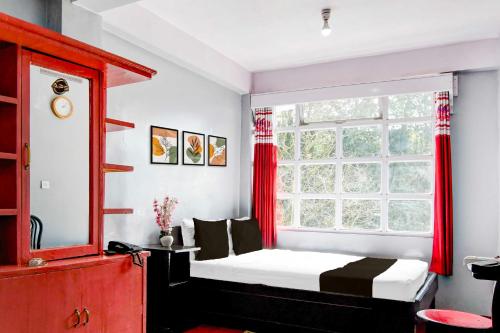 Una cama o camas en una habitación de Collection O Ghoom
