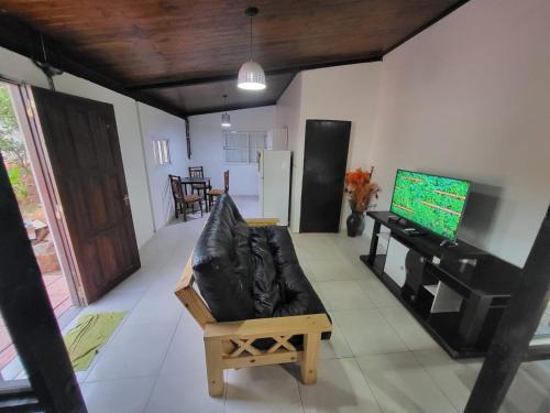 Una televisión o centro de entretenimiento en Si Mi Capitán - Cabañas & Habitaciones