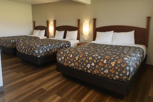 Кровать или кровати в номере American Inn & Suites