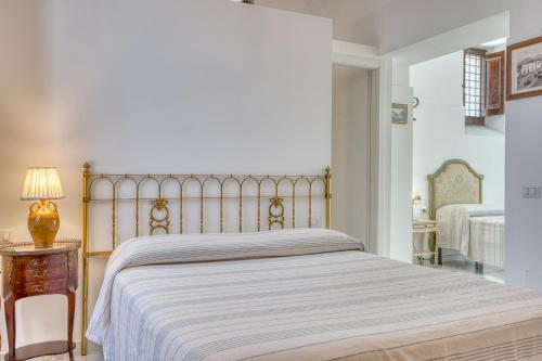 Ένα ή περισσότερα κρεβάτια σε δωμάτιο στο Mosaic House Artistic Retreat near Naples & Pompei