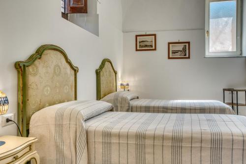 Ένα ή περισσότερα κρεβάτια σε δωμάτιο στο Mosaic House Artistic Retreat near Naples & Pompei