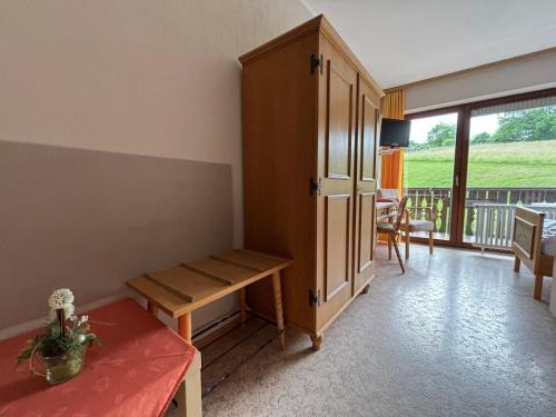 a room with a cabinet and a bench in a room at Simplex Stays Hotel Lauer in Bad Soden-Salmünster