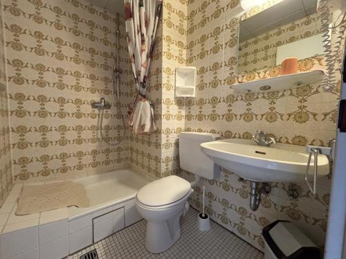 a bathroom with a toilet and a sink at Simplex Stays Hotel Lauer in Bad Soden-Salmünster