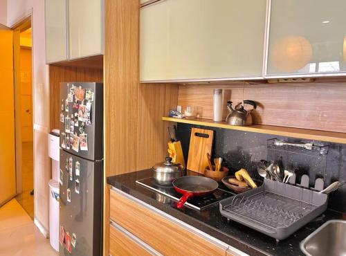 Η κουζίνα ή μικρή κουζίνα στο Cozy 3BR Suite Apartment with Projector, Pool, Netflix, Board games, Dart