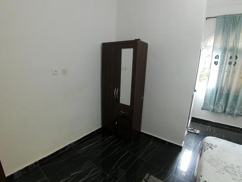 a room with a door and a room with a mirror at Jacobs Hôtel in Douala