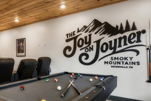 Φωτογραφία από το άλμπουμ του *NEW* Joy on Joyner: Lux Cabin, HotTub, Theater σε Laurel