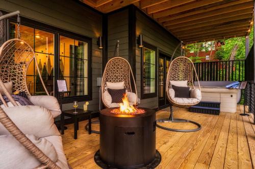 Χώρος καθιστικού στο *NEW* Joy on Joyner: Lux Cabin, HotTub, Theater