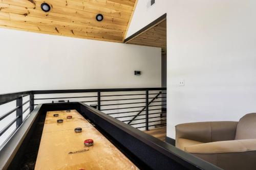 Χώρος καθιστικού στο *NEW* Joy on Joyner: Lux Cabin, HotTub, Theater
