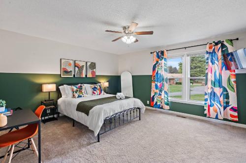 een slaapkamer met een bed met groene muren en een raam bij *New* Cozy / Near MTSU / Getaway ~ Sleeps 8+ in Murfreesboro
