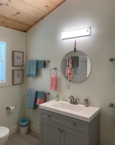 Bilik mandi di Cedar Shores Lakehouse