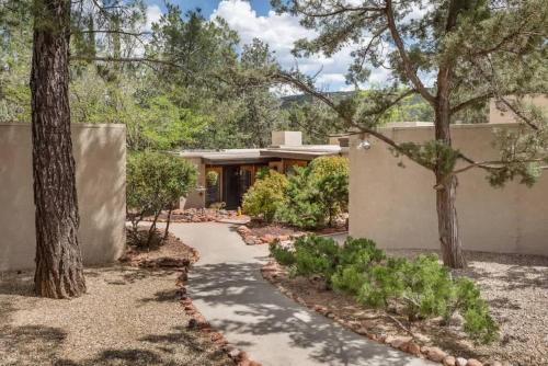 ein Haus mit einem Gehweg, der zu einem Haus führt in der Unterkunft Heart of Sedona Hideaway in the Desert in Sedona