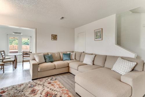 Un lugar para sentarse en South OKC Home with Hot Tub-Game Room 18 Mi to OU!