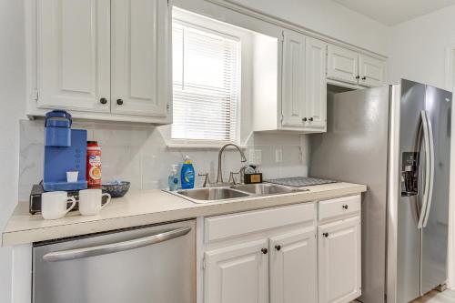 Una cocina o cocineta en South OKC Home with Hot Tub-Game Room 18 Mi to OU!