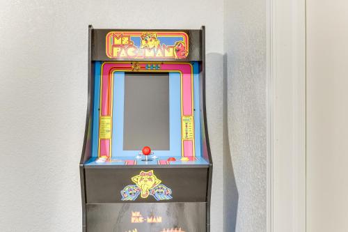 Sala de juegos en South OKC Home with Hot Tub-Game Room 18 Mi to OU!