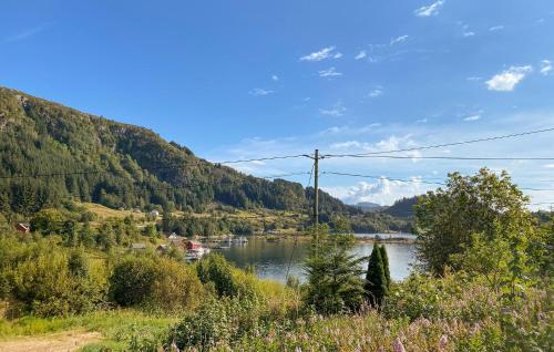vista su un fiume in una valle con montagne di 1 Bedroom Beautiful Home In Korssund a Korssund