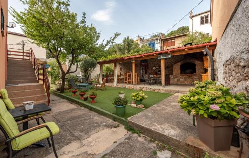 a backyard with a garden with potted plants at Awesome Apartment In Karlobag With Wifi in Karlobag