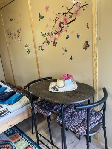 a small table in a room with a bed at Schäferwagen Kuschel vom Friesenhof Wieratal in Nobitz