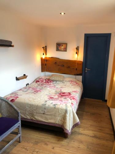 Un dormitorio con una cama y una puerta azul. en EstepaHaus, en San Carlos de Bariloche