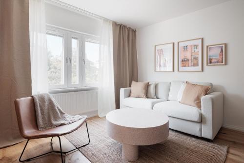 ストックホルムにあるModern flat in vibrant SoFoの白いソファとテーブルのあるリビングルーム