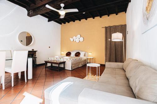 un soggiorno con un letto e un tavolo di Persia Collection Ripetta a Roma