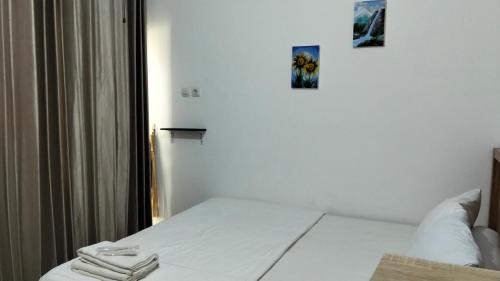 Ένα ή περισσότερα κρεβάτια σε δωμάτιο στο Villa D'Shanon Batu