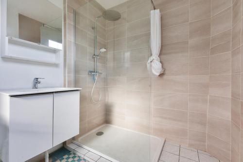 a bathroom with a shower and a sink at 500m plage- Bassin d'Arcachon- Maison pour 6 in Lanton