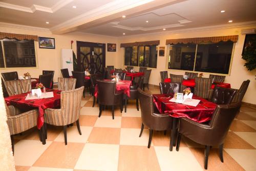 Un restaurante o sitio para comer en De Rembrandt Hotels and Suites