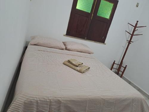 ベレンにあるCasa da Anaの靴が置かれた部屋のベッド