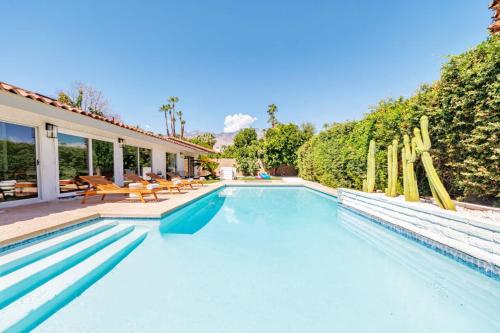 Bazén v ubytování Bright Desert Villa w Pool Jacuzzi &Mountain Views nebo v jeho okolí