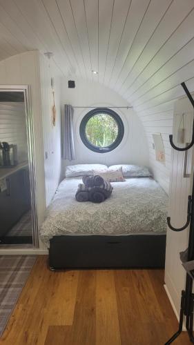 Letto o letti in una camera di Squirrels Wood Lodge, nr Glencoe, dog friendly