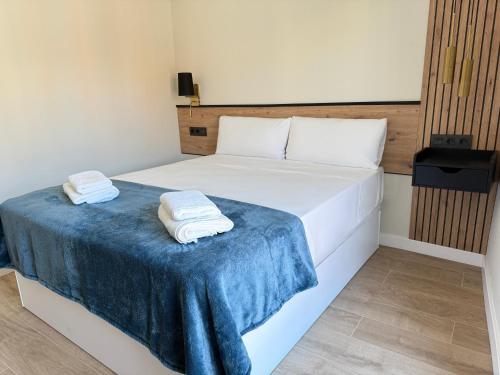 Una cama o camas en una habitación de Le Petit Hostel