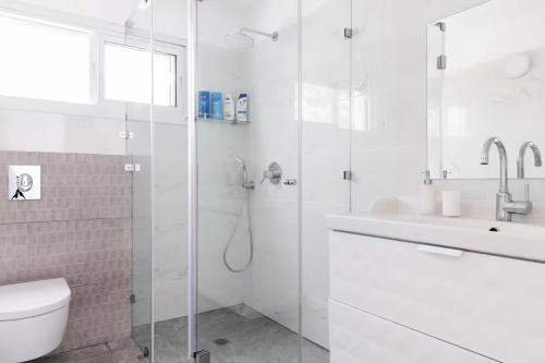 a bathroom with a shower and a toilet and a sink at Sisso in the green north of Israel tivon Valley in Tiv‘on