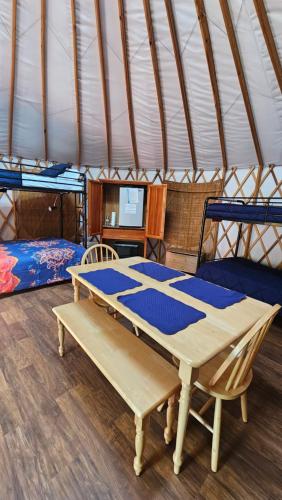 Postel nebo postele na pokoji v ubytování Mountain Springs Cabins