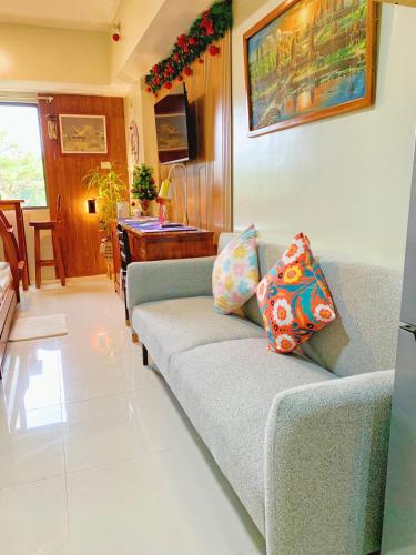Cozynest Condotel Baguioにあるシーティングエリア