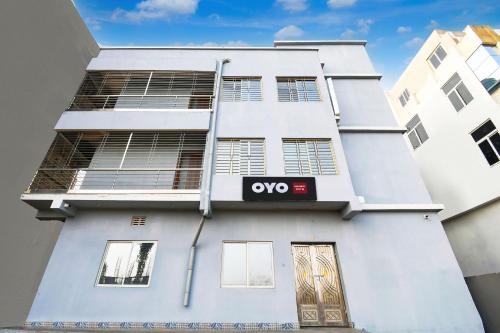 ein weißes Gebäude mit einem Oxo-Schild darauf in der Unterkunft Hotel O HIGHWAY STAY IN in Bhubaneshwar