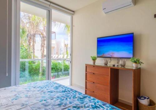 Chic Beachfront Condo Ocean View Rooftop Poolsにあるテレビまたはエンターテインメントセンター