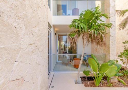 Chic Beachfront Condo Ocean View Rooftop Poolsにある庭