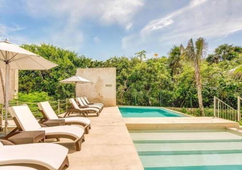 Chic Beachfront Condo Ocean View Rooftop Poolsの敷地内または近くにあるプール