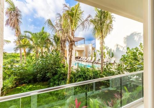 Chic Beachfront Condo Ocean View Rooftop Poolsにある庭