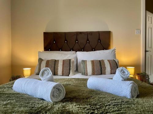 - un lit avec 2 serviettes à rouleaux dans l'établissement 3-Bed Home Close to City Centre, Stadium & Baltic, à Newcastle upon Tyne