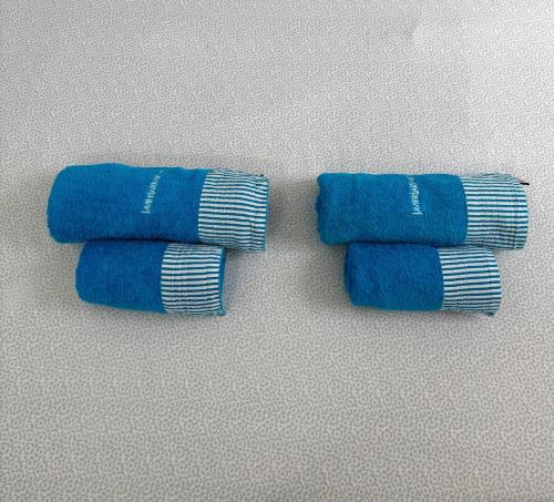 deux oreillers bleus posés sur le sol dans l'établissement Peñiscola apartamento con piscina, barbacoa y wifi, à Peñíscola