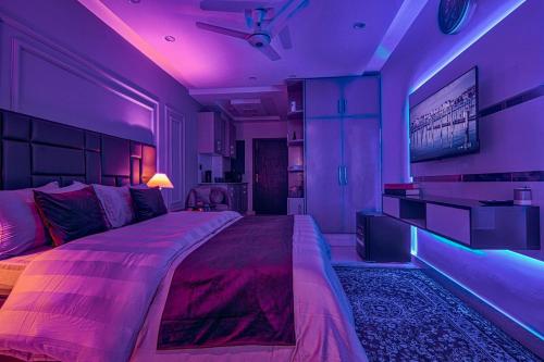 Katil atau katil-katil dalam bilik di HK Retreat Designer Luxury Apartment In Faisal Town Islamabad