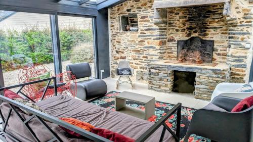 Χώρος καθιστικού στο Cosy Brittany House with pool, pool table, large garden