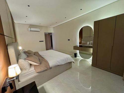 a bedroom with a large bed and a sink at شقق اجار يومي في السلام الاول in Al Ahsa