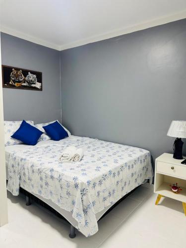 Una cama o camas en una habitación de Loft manaus Santorini