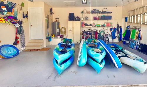 マルコ・アイランドにあるPirates Cove Marco Island, saltwater pool, bikes, water sports, paddle boards included!のギャラリーの写真