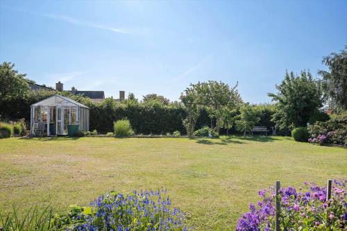 a garden with a greenhouse in the middle of a field at N332-Karrebaeksminde-Ronhave-Parkvej-88 in Karrebæksminde