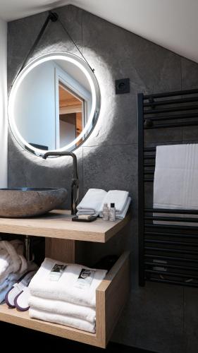 Postel nebo postele na pokoji v ubytování Mercure Peyragudes Loudenvielle Pyrénées